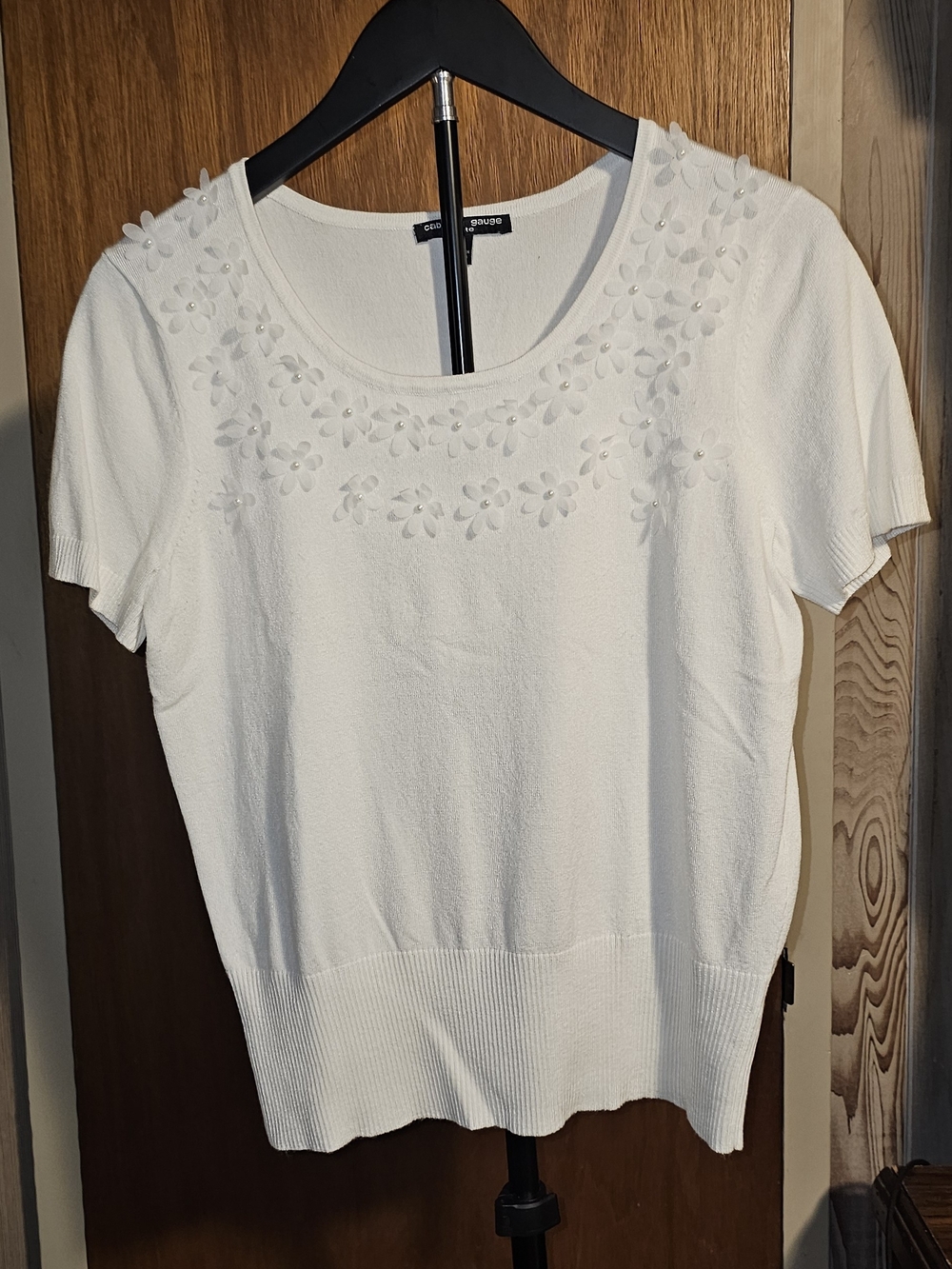 Cable & Gauge White Short Sleeve Floral Appliqué Knit Top